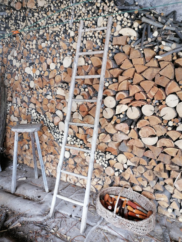 „SCALETTA IN LEGNO/RUSTIC STEPLADDER“