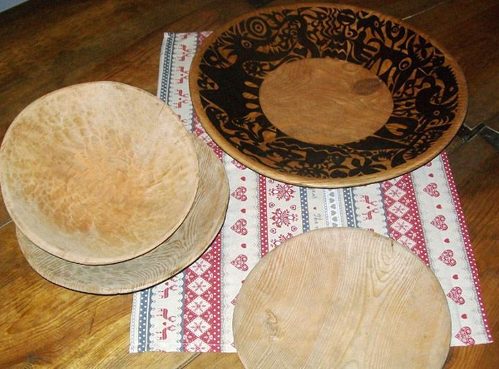 „PIATTI IN LEGNO/WOODEN PLATES“