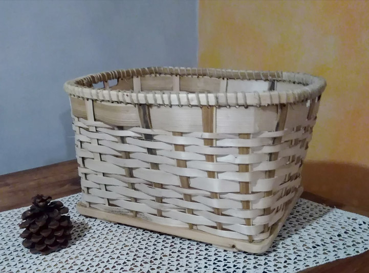 “MANI CHE INTRECCIANO CUSPIE/Weaving a large stripes basket”