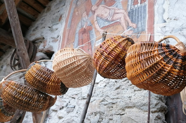 „MANI CHE INTRECCIANO/BASKET WEAVING“